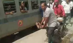 पंजाब मेल एक्सप्रेस में मची भगदड़- चलती ट्रेन से कूदने लगे लोग पंजाब मेल एक्सप्रेस में मची भगदड़- चलती ट्रेन से कूदने लगे लोग