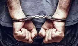 मुंबई में चार महिलाओं समेत पांच बांग्लादेशी गिरफ्तार मुंबई में चार महिलाओं समेत पांच बांग्लादेशी गिरफ्तार