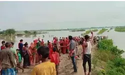 किसानों से भरी नाव नदी में पलटी- दो लोग हुए लापता- पशुओं का चारा...