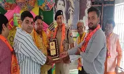 जेल के कार्यक्रम में हिस्ट्रीशीटर का जलवा- ऐसे अंदाज में गले में.... जेल के कार्यक्रम में हिस्ट्रीशीटर का जलवा- ऐसे अंदाज में गले में....