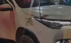 उद्धव की गाड़ी पर गोबर चूड़ियां नारियल एवं टमाटर की बरसात- आपस में... उद्धव की गाड़ी पर गोबर चूड़ियां नारियल एवं टमाटर की बरसात- आपस में...