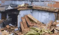 तेज बारिश की मार से बेहाल होकर गिरा मकान- बाप बेटे की मौत- परिवार के..