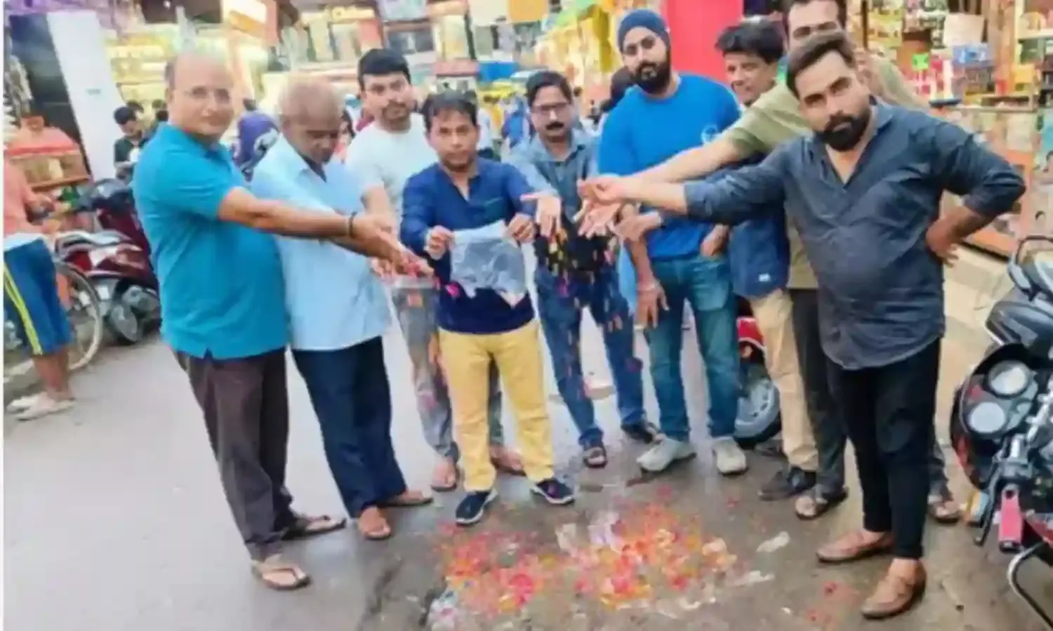 सड़क निर्माण के लिए गांधीगिरी- गडढों में फूल भर लोनिवि को दिखाया आईना