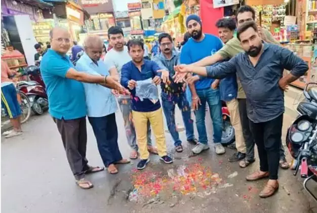 सड़क निर्माण के लिए गांधीगिरी- गडढों में फूल भर लोनिवि को दिखाया आईना सड़क निर्माण के लिए गांधीगिरी- गडढों में फूल भर लोनिवि को दिखाया आईना