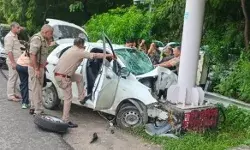 बड़ा हादसा- बेकाबू कार पोल से टकराई- सगे भाइयों समेत तीन की जिंदगी गई