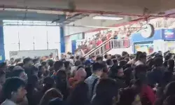 मेट्रो स्टेशन पर जमा हुई भयंकर भीड़- तिल रखने को नहीं जगह मेट्रो स्टेशन पर जमा हुई भयंकर भीड़- तिल रखने को नहीं जगह