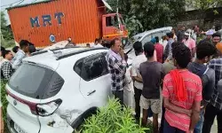 भीषण सड़क हादसा- कंटेनर से टकराकर पलटी तीन गाड़ियां- कई महिलाएं... भीषण सड़क हादसा- कंटेनर से टकराकर पलटी तीन गाड़ियां- कई महिलाएं...