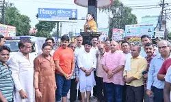 मंत्री कपिल ने महापुरुषों की प्रतिमाओं की सफाई कर किया माल्यार्पण मंत्री कपिल ने महापुरुषों की प्रतिमाओं की सफाई कर किया माल्यार्पण