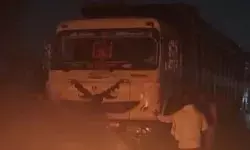 प्रसाद देने जा रहे दंपति को ट्रक ने कुचला- पत्नी की मौत के बाद हंगामा