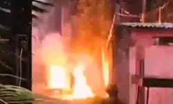 टूट कर गिरा हाई टेंशन लाइन का तार- सड़क पर आग की लपटें देख लोग...