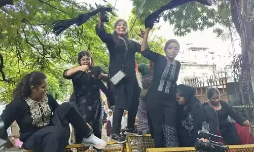 महिला अपराधों को लेकर काले कपड़ों में प्रदर्शन- विधानसभा का घेराव.. महिला अपराधों को लेकर काले कपड़ों में प्रदर्शन- विधानसभा का घेराव..
