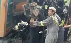 बाइक सवार कांस्टेबल दंपति को टक्कर मारने के बाद डंपर में लगी आग