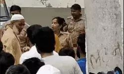 पुलिस टीम पर हमला- झोंकी आंखों में मिर्च- वर्दी फाड़ तस्कर छुड़ाया पुलिस टीम पर हमला- झोंकी आंखों में मिर्च- वर्दी फाड़ तस्कर छुड़ाया