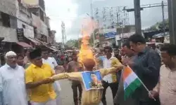 मुसलमानों ने जलाया बांग्लादेश सरकार का पुतला- हिंदुओं के लिए की यह... मुसलमानों ने जलाया बांग्लादेश सरकार का पुतला- हिंदुओं के लिए की यह...