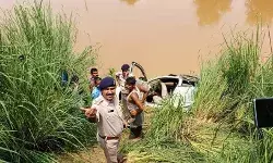 नहर में समाई तेज रफ्तार कार - पानी में डूबने से पांच लोगों की मौत नहर में समाई तेज रफ्तार कार - पानी में डूबने से पांच लोगों की मौत