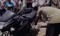 बाइक में बैठे सांप ने उड़ाये लोगों के होश- बीच बाजार सड़क पर ऐसे.... बाइक में बैठे सांप ने उड़ाये लोगों के होश- बीच बाजार सड़क पर ऐसे....