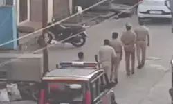 गाड़ियां काटने के कमेले पर पुलिस का छापा- नौ लोग पकड़े- संचालक फरार