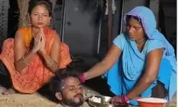 REEL के लिए युवक जमीन में गाड़ा-खिलाया खाना जोड़े महिलाओं ने हाथ REEL के लिए युवक जमीन में गाड़ा-खिलाया खाना जोड़े महिलाओं ने हाथ