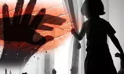 शराब पिलाकर दोस्त को बेसुध करने के बाद उसकी 3 साल की बेटी से दुष्कर्म शराब पिलाकर दोस्त को बेसुध करने के बाद उसकी 3 साल की बेटी से दुष्कर्म