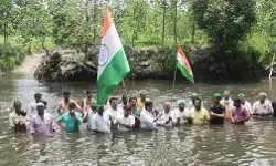 पुल की डिमांड को लेकर गांव वालों का पानी में ध्वजारोहण- नदी में धरना पुल की डिमांड को लेकर गांव वालों का पानी में ध्वजारोहण- नदी में धरना