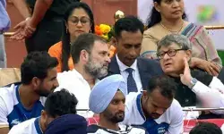 स्वतंत्रता दिवस समारोह में राहुल को मिली आखिरी सीट- सफाई में बोली...