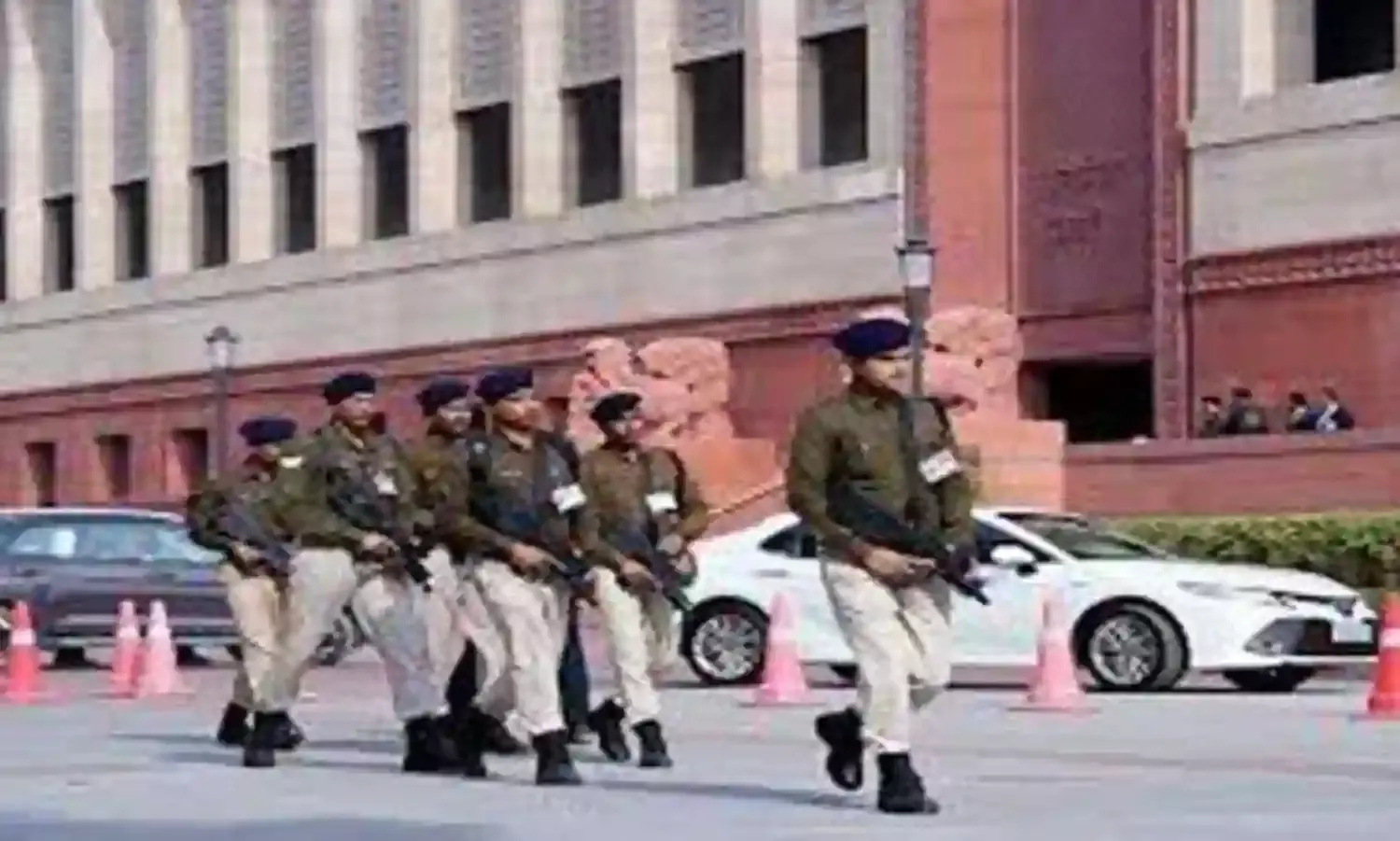 सुरक्षा में चूक- दीवार कूदकर परिसर में घुसा युवक- सुरक्षाकर्मियों ने...