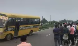 स्कूल बस की स्टूडेंट से भरी प्राइवेट बस से आमने सामने की टक्कर स्कूल बस की स्टूडेंट से भरी प्राइवेट बस से आमने सामने की टक्कर