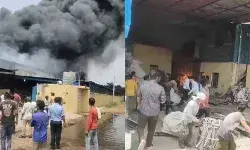 आसमान में उठा धुएं का गुब्बार- गोदाम से आग की लपटे देख अफरा तफरी आसमान में उठा धुएं का गुब्बार- गोदाम से आग की लपटे देख अफरा तफरी