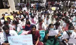 उतारी पेंट- ट्रेनी डॉक्टर से छेड़छाड़ की कोशिश- धक्का देकर कैंपस के.. उतारी पेंट- ट्रेनी डॉक्टर से छेड़छाड़ की कोशिश- धक्का देकर कैंपस के..