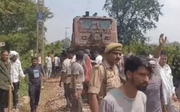 खेत पर गई महिला की तेंदुए ने ले ली जान- लोगों ने रोकी ट्रेन- सड़क पर.. खेत पर गई महिला की तेंदुए ने ले ली जान- लोगों ने रोकी ट्रेन- सड़क पर..
