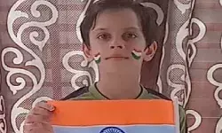 खेल-खेल में अचानक 8 साल के बच्चे ने फिल्मी अंदाज में तोड़ा कांच का गेट