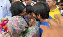 वतन लौटी विनेश का एयरपोर्ट पर हुआ भव्य स्वागत -हुई इमोशनल