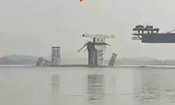 फिर गंगा में समाया- बन रहे पुल का सुपर स्ट्रक्चर- अब तीसरी बार हुआ... फिर गंगा में समाया- बन रहे पुल का सुपर स्ट्रक्चर- अब तीसरी बार हुआ...