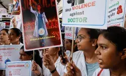 डॉक्टर रेप मर्डर कांड को लेकर आवाज उठाने वालों की जुबान बंद करने की... डॉक्टर रेप मर्डर कांड को लेकर आवाज उठाने वालों की जुबान बंद करने की...