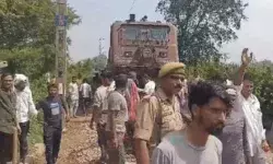 खेत पर गई महिला की तेंदुए ने ले ली जान- लोगों ने रोकी ट्रेन- सड़क पर..