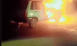 चलती कार में लगी आग- 30 मिनट के भीतर हो गई खाक- कार सवारों... चलती कार में लगी आग- 30 मिनट के भीतर हो गई खाक- कार सवारों...