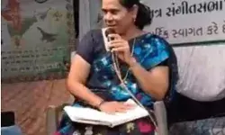 देश भक्ति गीत गाते समय अचानक गिरी महिला और फिर.... देश भक्ति गीत गाते समय अचानक गिरी महिला और फिर....