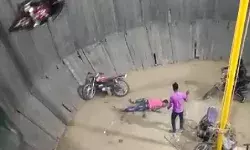 स्टंट कर रहे युवक की जान खतरे में पड़ी- हाथ छोड़कर बाइक चलाते समय... स्टंट कर रहे युवक की जान खतरे में पड़ी- हाथ छोड़कर बाइक चलाते समय...