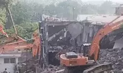 अफसरों पर गोली चलाने वाले के मकान पर चला बुलडोजर- लगेगी रासुका अफसरों पर गोली चलाने वाले के मकान पर चला बुलडोजर- लगेगी रासुका