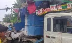 बस की टक्कर के बाद पिकअप ने खेत में खाये कई पलटे- नौ लोगों की मौत बस की टक्कर के बाद पिकअप ने खेत में खाये कई पलटे- नौ लोगों की मौत