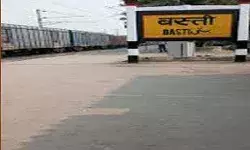 मालगाड़ी पर गिरा पेड़ , यातायात हुआ बाधित मालगाड़ी पर गिरा पेड़ , यातायात हुआ बाधित