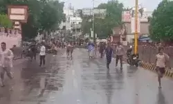 काशी विद्यापीठ के बाहर बवाल- छात्रों एवं फूल कारोबारियों के बीच चले... काशी विद्यापीठ के बाहर बवाल- छात्रों एवं फूल कारोबारियों के बीच चले...