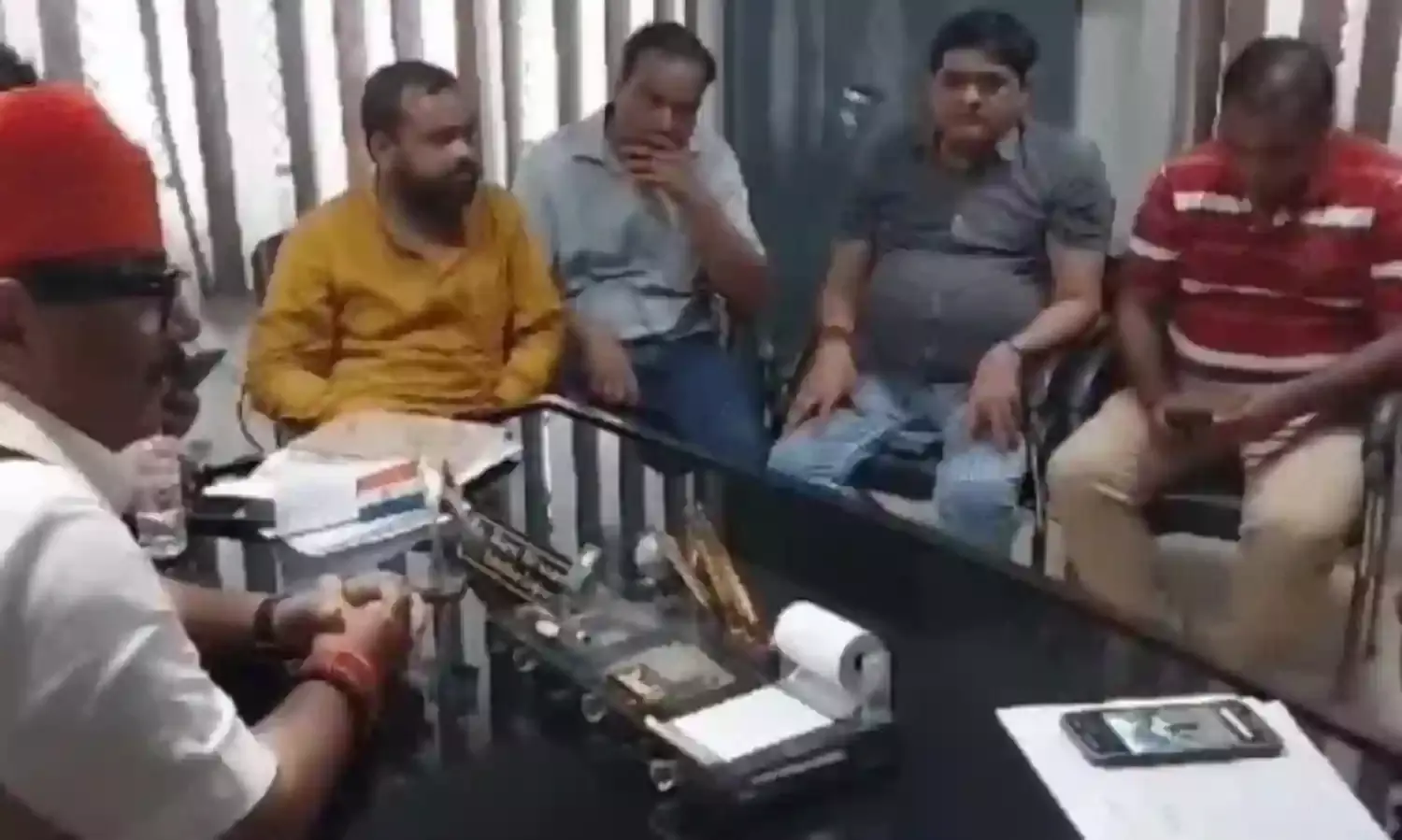 BJP विधायक की अफसर को वार्निंग- बना दूंगा मुर्गा, पहनाऊंगा जूते की माला