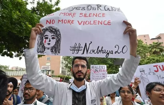 हड़ताल पर बैठे डॉक्टर का ऐलान- अब सड़क पर ही चलाएंगे ओपीडी हड़ताल पर बैठे डॉक्टर का ऐलान- अब सड़क पर ही चलाएंगे ओपीडी
