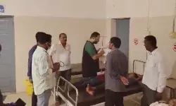 बिस्कुट खाने से दो सौ से अधिक छात्र हुए बीमार- मचा हड़कंप बिस्कुट खाने से दो सौ से अधिक छात्र हुए बीमार- मचा हड़कंप