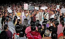 मृतक डॉक्टर को न्याय दिलाने सड़क पर उतरी महिलाओं ने उड़ाई ममता की... मृतक डॉक्टर को न्याय दिलाने सड़क पर उतरी महिलाओं ने उड़ाई ममता की...