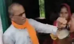 दुपट्टा हटाकर छात्रा के नाज़ुक अंगों से खिलवाड़- टीचर के सिर बरसी... दुपट्टा हटाकर छात्रा के नाज़ुक अंगों से खिलवाड़- टीचर के सिर बरसी...