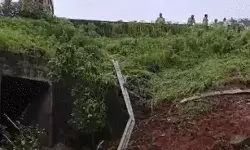 250 फीट गहरी खाई में गिरा दूध से भरा टैंकर- पांच लोगों की चली गई जान 250 फीट गहरी खाई में गिरा दूध से भरा टैंकर- पांच लोगों की चली गई जान