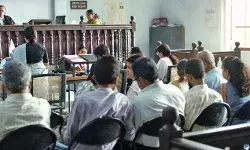 बहस के दौरान कोर्ट रूम में बेहोश हुए वकील को जज ने दिया CPR और फिर.. बहस के दौरान कोर्ट रूम में बेहोश हुए वकील को जज ने दिया CPR और फिर..