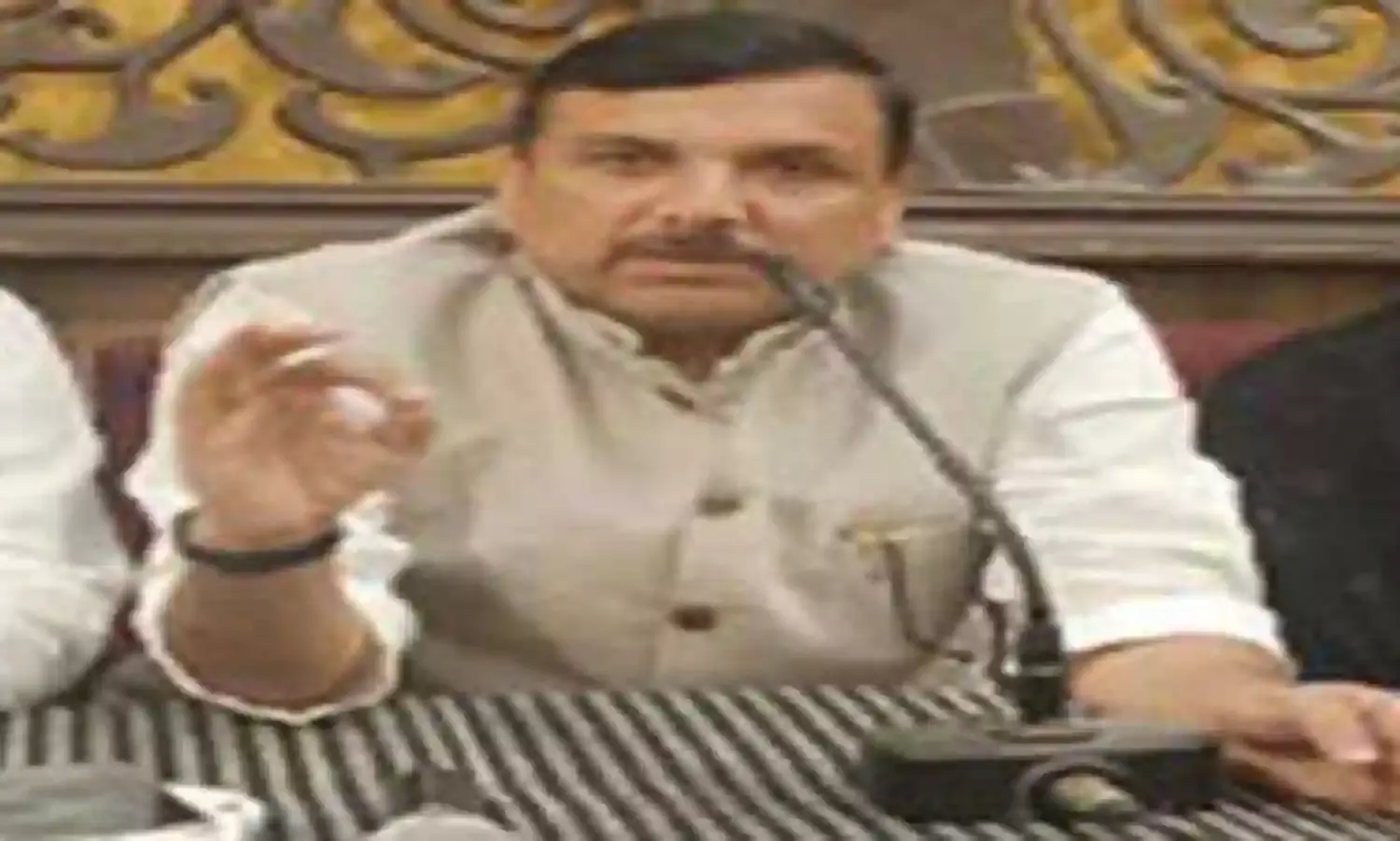 आप सांसद संजय सिंह को गिरफ्तार कर पेश करने के आदेश